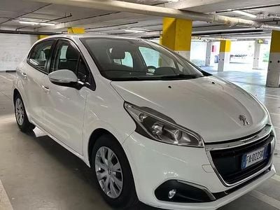 Usata Peugeot 208 68 CV (50 kW) 2015 Bianco Utilitaria