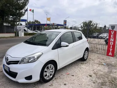 Second-hand Toyota Yaris Active 90 CP (66 kW) 2014 Alb Hatchback
