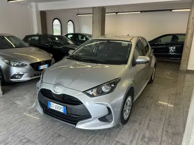 Usata Toyota Yaris Hybrid Active 92 CV (67 kW) 2024 Grigio Berlina