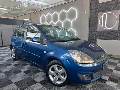 Usata Ford Fiesta Titanium 68 CV (50 kW) 2008 Blu Utilitaria