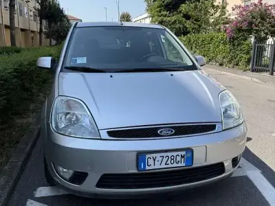 Usata Ford Fiesta Ambiente 75 CV (55 kW) 2005 Utilitaria