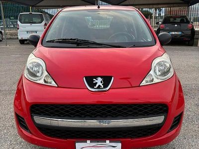 Usata Peugeot 107 Active 68 CV (50 kW) 2011 Rosso Utilitaria
