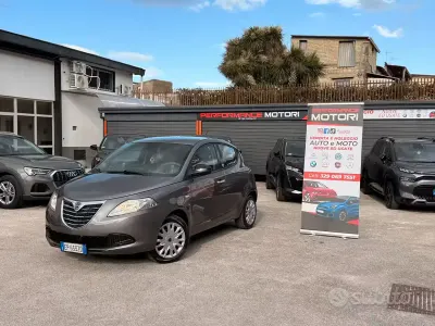 Usado Lancia Ypsilon Silver 69 HP (50 kW) 2013 Cinzento Citadino