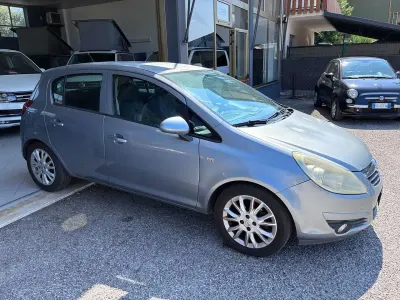 Usata Opel Corsa Cosmo 80 CV (58 kW) 2009 Grigio Utilitaria