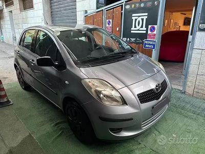 Usata Toyota Yaris 69 CV (50 kW) 2009 Grigio Utilitaria