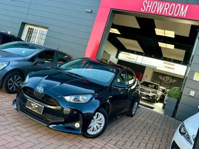 Usata Toyota Yaris Hybrid Business Edition 92 CV (67 kW) 2020 Black metallizzata Berlina