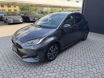 Begagnad Toyota Yaris Hybrid Lounge 116 HK (85 kW) 2021 Grå Sedan