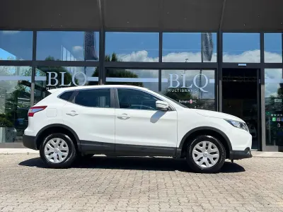 Usado Nissan Qashqai Visia 116 HP (85 kW) 2015 Branco SUV
