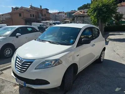 Usata Lancia Ypsilon 85 CV (62 kW) 2013 Bianco Utilitaria
