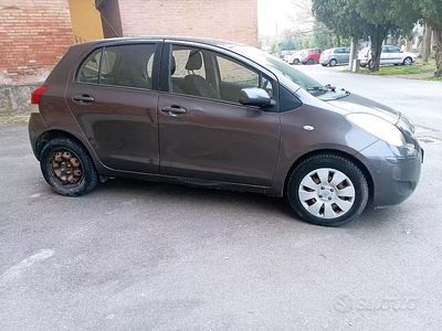 Usata Toyota Yaris 69 CV (50 kW) 2009 Grigio Utilitaria
