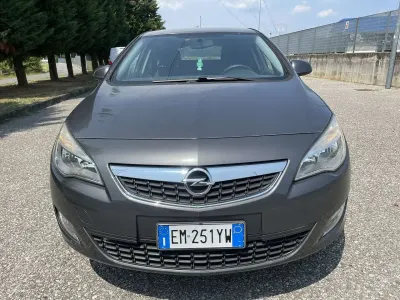 Usata Opel Astra Cosmo 101 CV (74 kW) 2012 Other Berlina