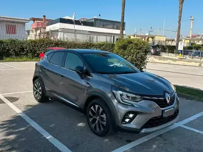 Usata Renault Captur Techno 101 CV (74 kW) 2023 Grigio SUV