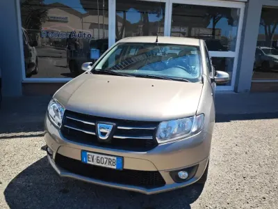 Usata Dacia Sandero Lauréate 75 CV (55 kW) 2014 Marrone Berlina