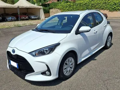 Usata Toyota Yaris Hybrid Active 92 CV (67 kW) 2022 Bianco Berlina