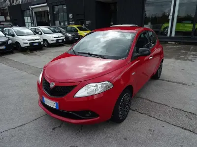 Usata Lancia Ypsilon Gold 69 CV (50 kW) 2021 Rosso Utilitaria