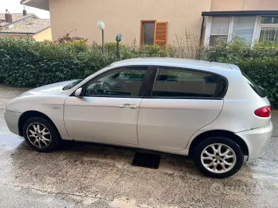Usata Alfa Romeo 147 116 CV (85 kW) 2005 Grigio Utilitaria