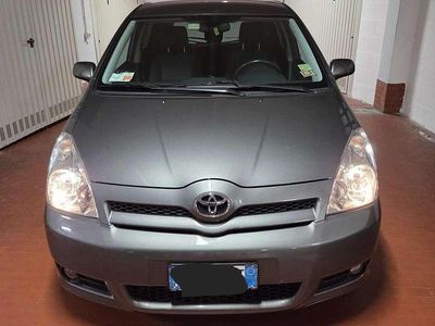Usata Toyota Corolla Verso 241 CV (177 kW) 2007 Grigio Monovolume