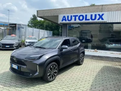 Nuova Toyota Yaris Cross Lounge 92 CV (67 kW) 2026 Grigio scuro met. SUV