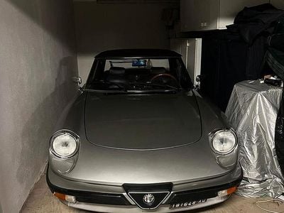 Usata Alfa Romeo Spider 109 CV (80 kW) 1983 Grigio Cabrio