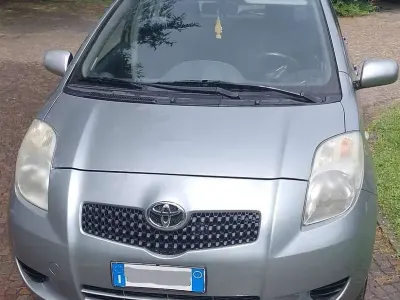 Usata Toyota Yaris Sol 87 CV (63 kW) 2006 Argento Berlina