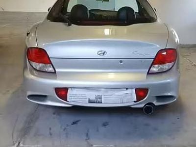 Begagnad Hyundai Coupé 2001 Grå Sportkupé