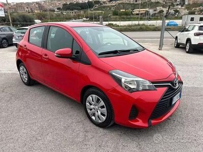 Usata Toyota Yaris Lounge 90 CV (66 kW) 2016 Rosso Berlina