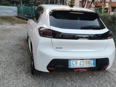 Usata Peugeot 208 Allure 101 CV (74 kW) 2024 Utilitaria