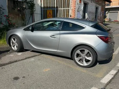 Usata Opel Astra GTC 165 CV (121 kW) 2013 Grigio