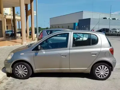 Usata Toyota Yaris 87 CV (63 kW) 2003 Grigio Berlina