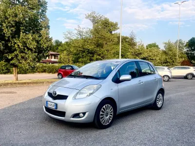 Usata Toyota Yaris Sol 100 CV (73 kW) 2010 Argento Utilitaria