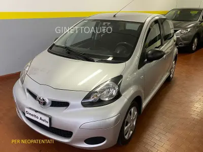 Usata Toyota Aygo 68 CV (50 kW) 2012 Argento Utilitaria