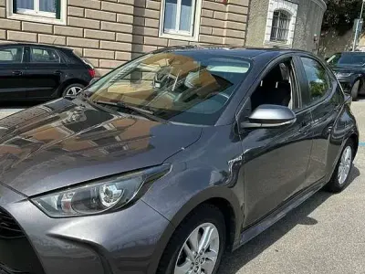 Usata Toyota Yaris Hybrid Active 92 CV (67 kW) 2021 Grigio Berlina