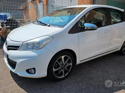 Usata Toyota Yaris Trend 99 CV (72 kW) 2014 Bianco Utilitaria