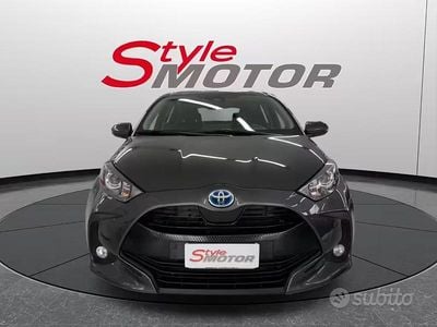 Usata Toyota Yaris Hybrid Business Edition 92 CV (67 kW) 2024 Grigio Berlina