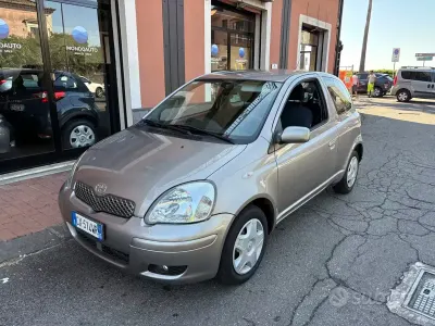 Usata Toyota Yaris Sol 75 CV (55 kW) 2005 Grigio Berlina