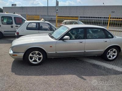 Usata Jaguar XJ8 237 CV (174 kW) 1998 Grigio Berlina