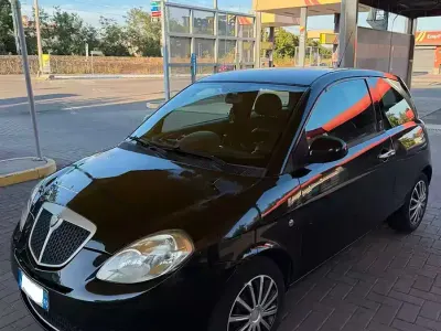 Usata Lancia Ypsilon 60 CV (44 kW) 2010 Nero Utilitaria