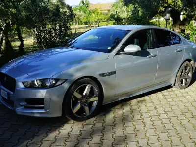 Usata Jaguar XE R-Sport 179 CV (131 kW) 2017 Argento Berlina