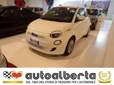 Usata Fiat 500e 69 kW (95 CV) 2024 Bianco gelato pastello Berlina