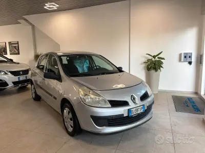 Gebraucht Renault Clio II Dynamique 75 PS (55 kW) 2008 Grau Limousine