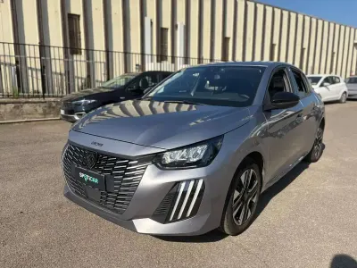 Usata Peugeot 208 Allure 101 CV (74 kW) 2025 Grigio Utilitaria