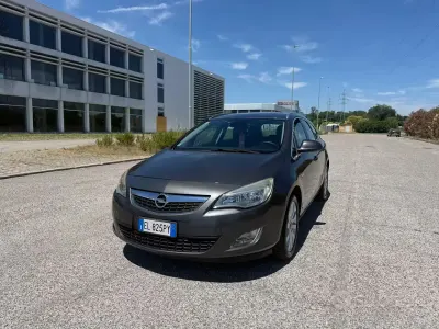 Usata Opel Astra Cosmo 110 CV (80 kW) 2012 Grigio Station wagon