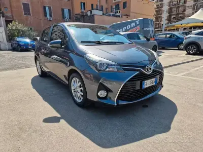 Begagnad Toyota Yaris Lounge 69 HK (50 kW) 2014 Grå Halvkombi