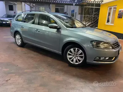 Usata VW Passat Highline 140 CV (102 kW) 2012 Blu Station wagon