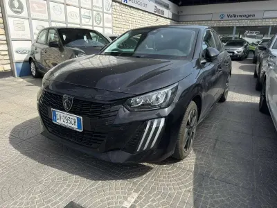 Usata Peugeot e-208 Active 56 kW (77 CV) 2024 Nero Utilitaria