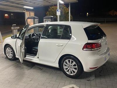 Usata VW Golf VI 105 CV (77 kW) 2010 Bianco Utilitaria