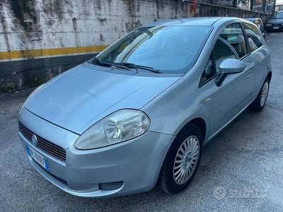 Usado Fiat Grande Punto Emotion 95 HP (69 kW) 2006 Cinzento Citadino