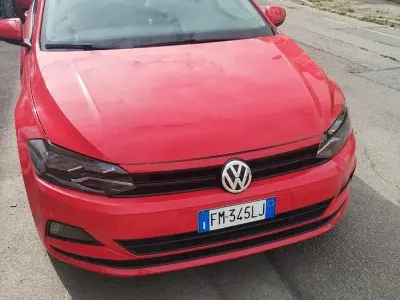 Begagnad VW Polo Comfortline 65 HK (47 kW) 2017 Röd Sedan