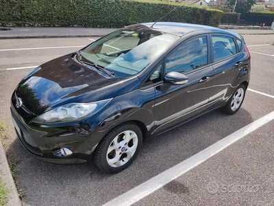Gebraucht Ford Fiesta 97 PS (71 kW) 2012 Schwarz Kleinwagen