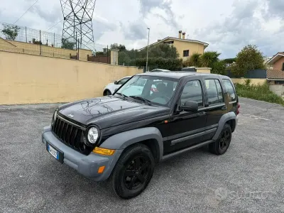 Second-hand Jeep Cherokee Sport 163 CP (119 kW) 2006 Negru SUV